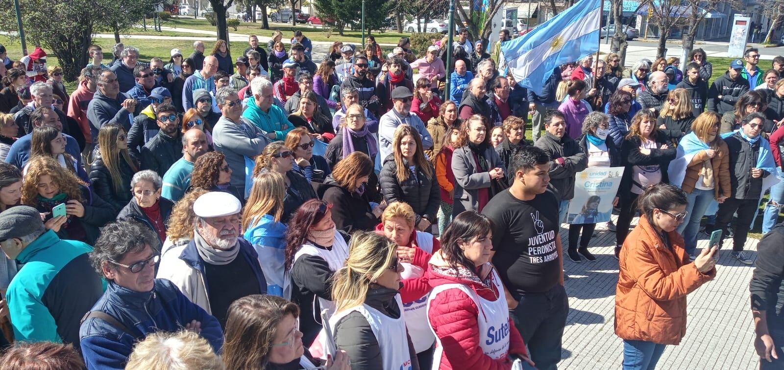 Tres Arroyos marcha en defensa de la democracia y en repudio al atentado contra Cristina Kirchner