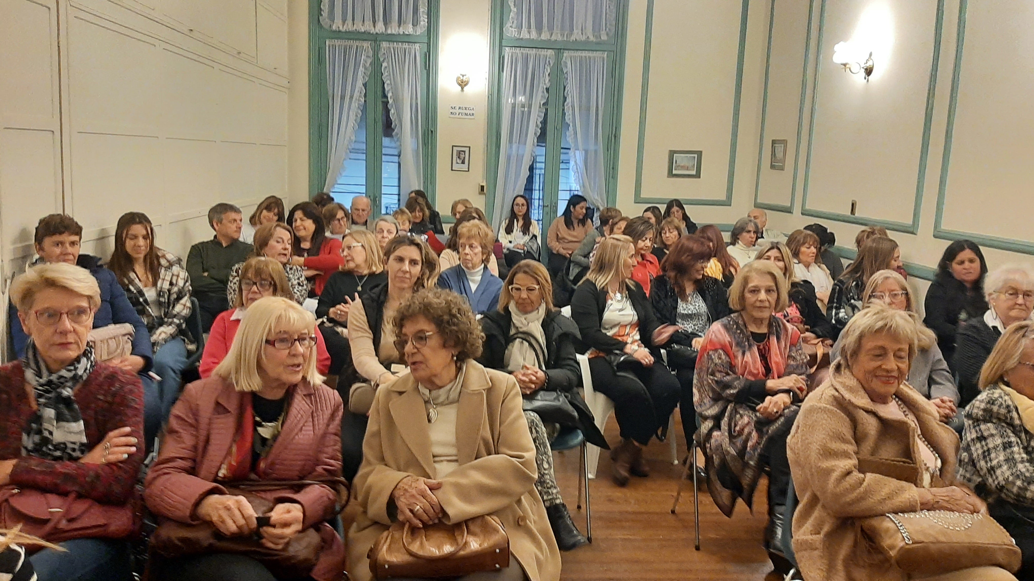 Exitosa charla en la Sociedad Francesa de Tres Arroyos sobre Coco Chanel