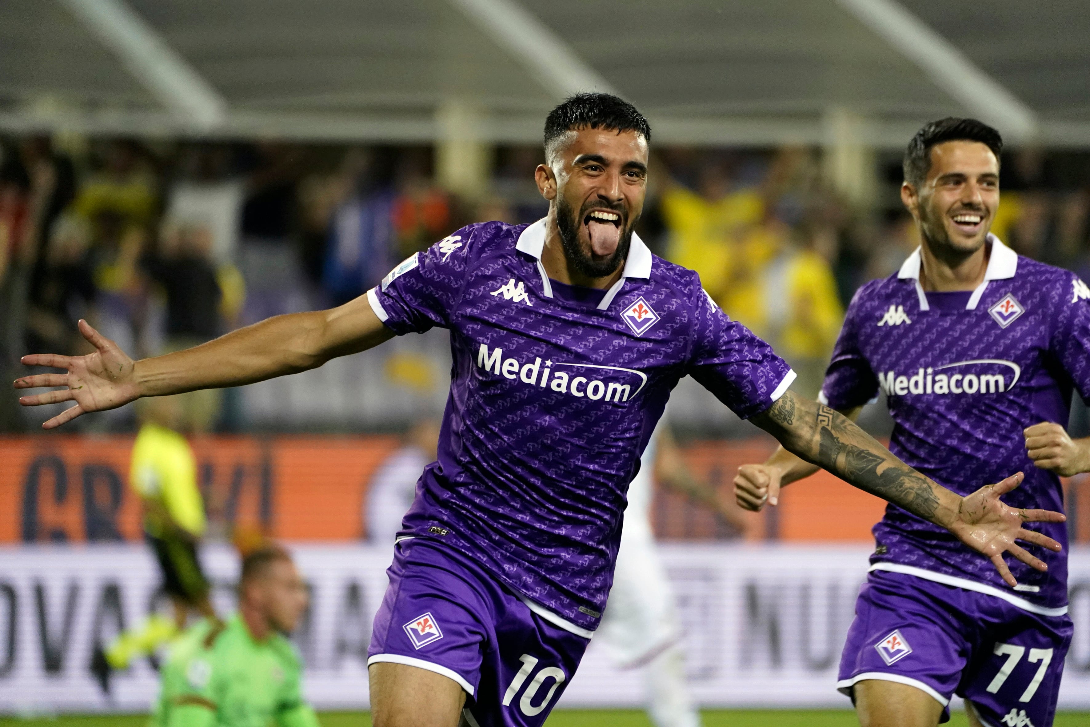 Nicolás González (izquierda) celebra tras anotar el primer gol de la Fiorentina ante Cagliari en la Serie A italiana, el lunes 2 de octubre de 2023, en Florencia. (Marco Bucco/LaPresse vía AP)