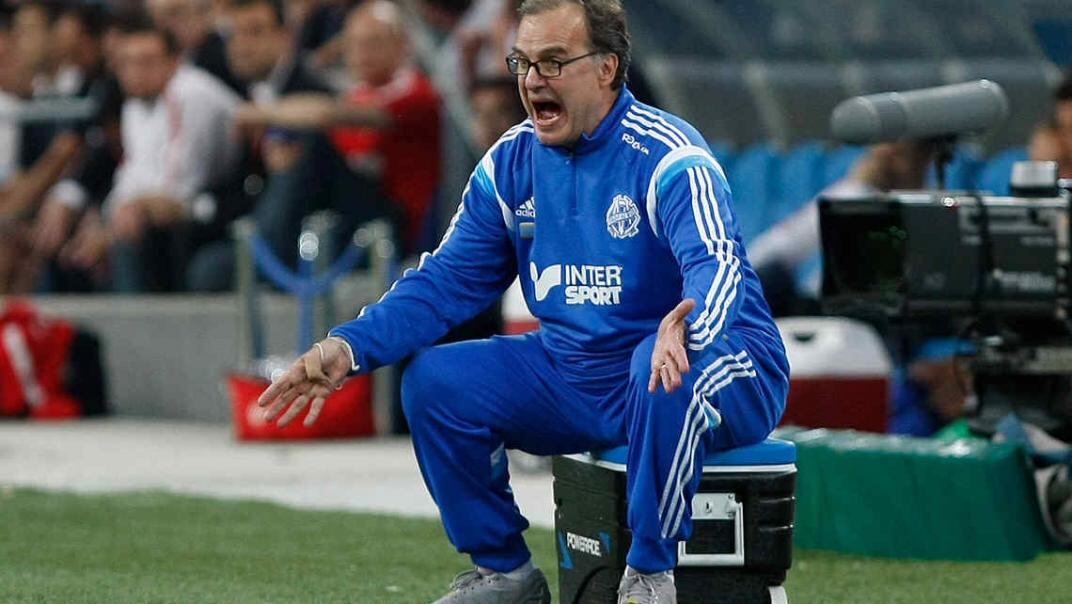 Marcelo Bielsa, que dirigía sus partidos sentado en una heladerita, en Marsella (Foto: AP).