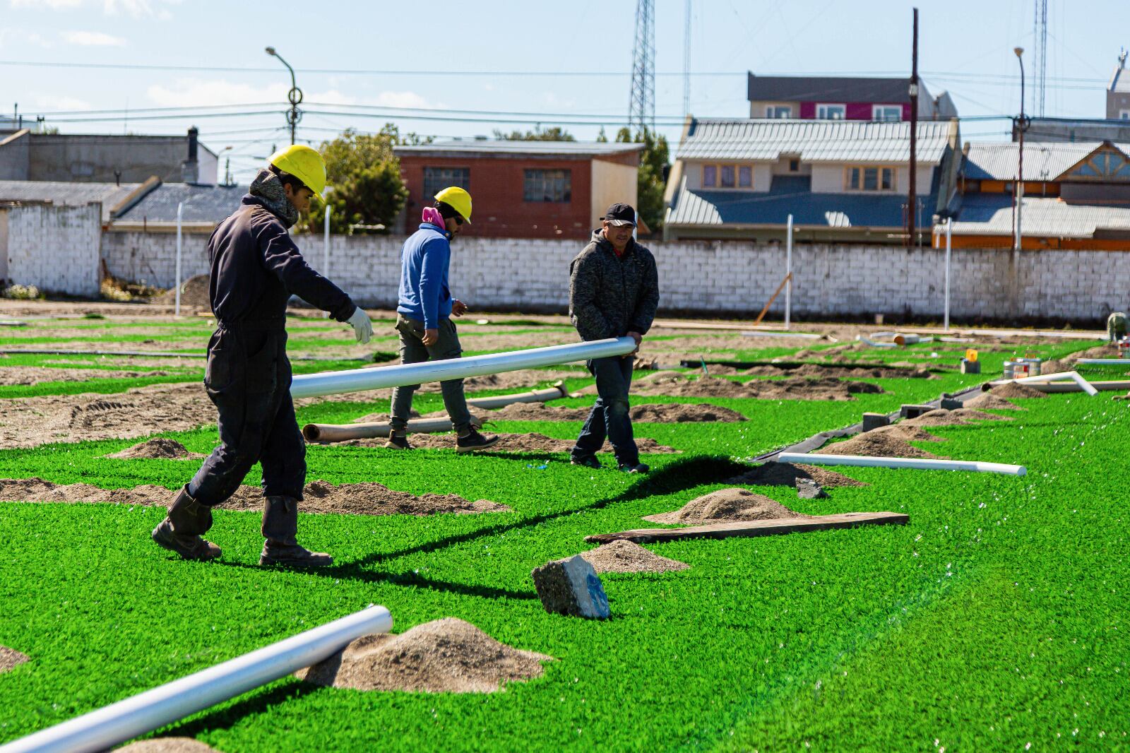 Colocan césped sintético en canchas de Ushuaia y Río Grande