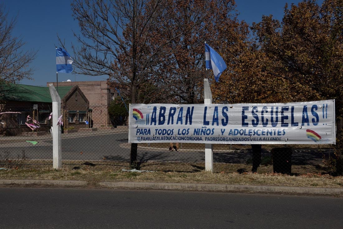 escuelas cerrados colegio cinco ríos de la av padre luchesse  con carteles de protesta y pedido de que abran las escuelas cerradas por prevención de pandemia covid foto ramiro pereyra