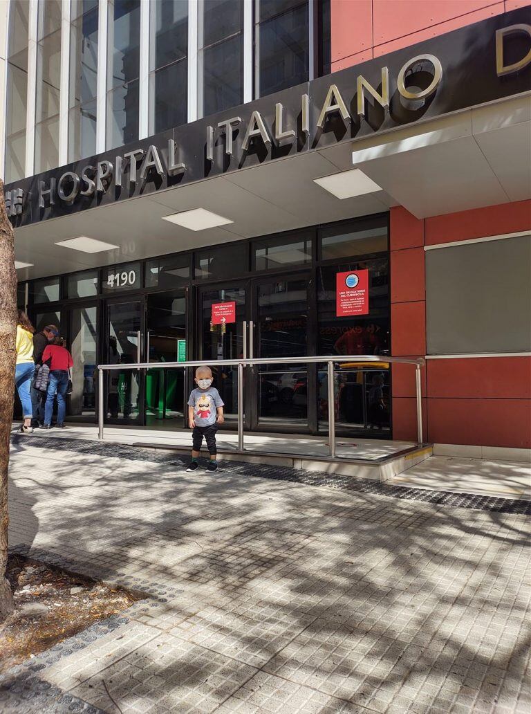 Miqueas Alvarengo saliendo del Hospital Italiano, sin dudas el día más feliz en la vida de la familia.