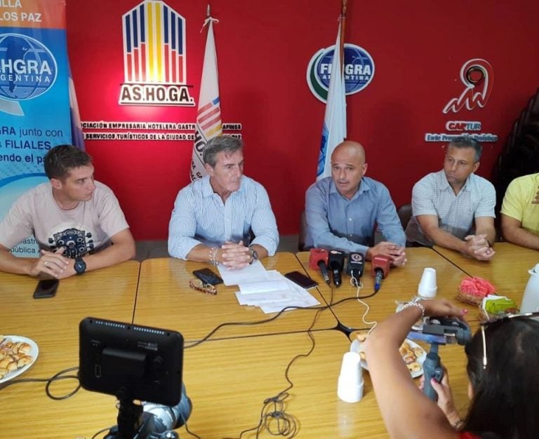 Leonardo González en la entrega de los premios a los ganadores del "Festival de la Picada Serrana" en Carlos Paz. (Foto: web).