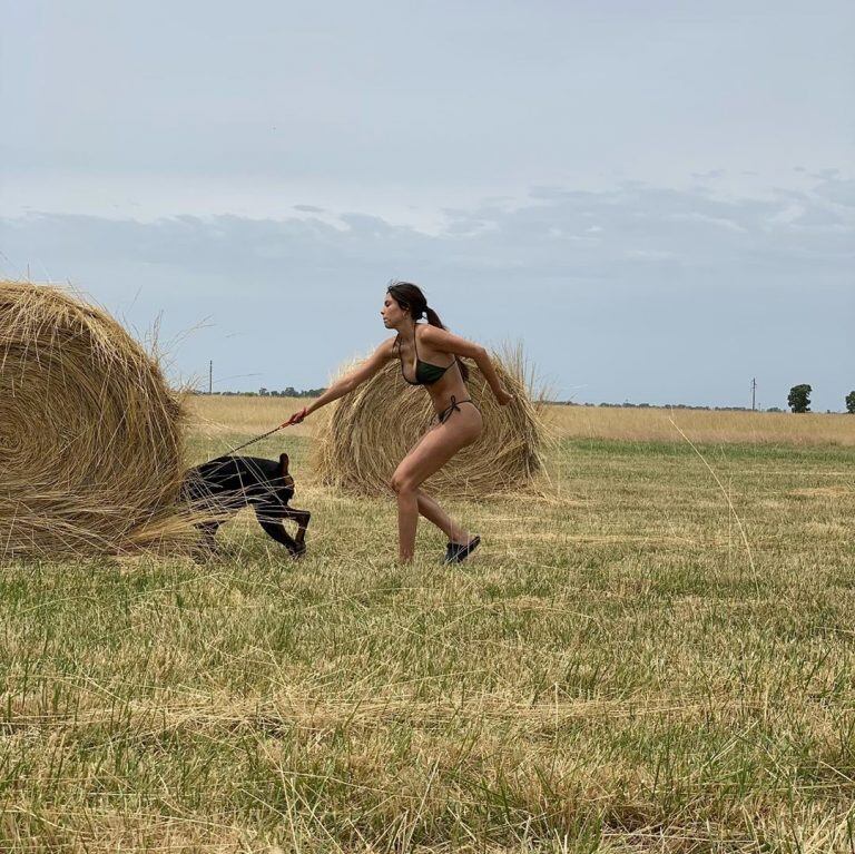 En una cómica secuencia Barby Franco posó con su perro en el medio del campo