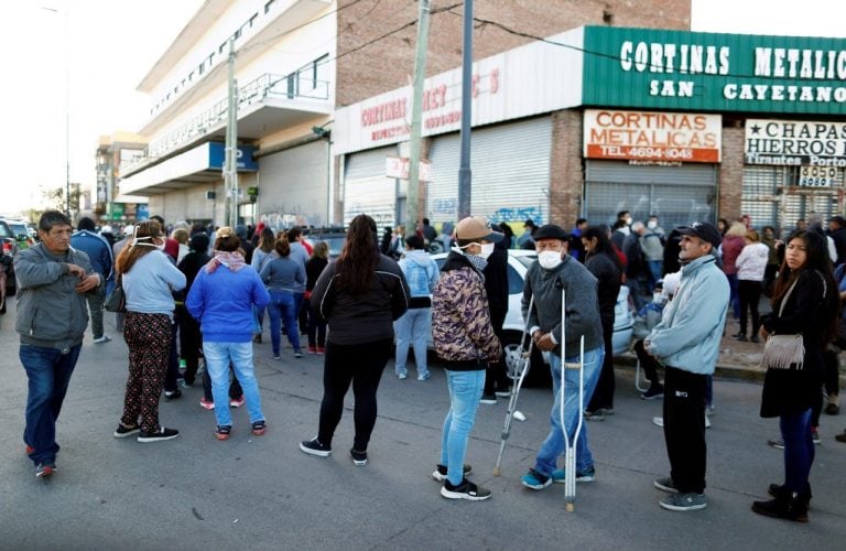 Caos en los bancos argentinos durante la reapertura para pagos de jubilaciones y planes sociales. (Clarín)