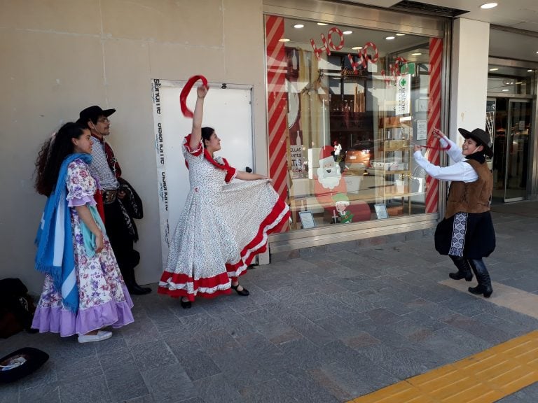 Artistas locales le dieron el color nacional