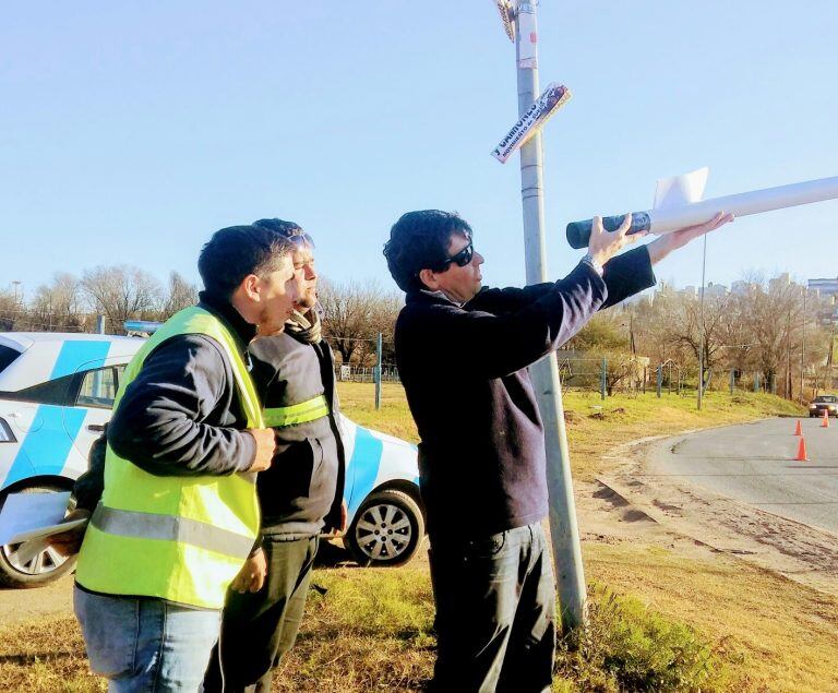 Inspectores de seguridad ciudadana observan el eclipse junto a un profesor