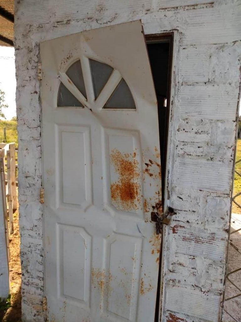 Puerta destrozada en el centro de equinoterapia en La Cruz.