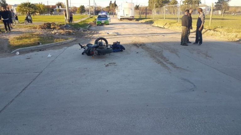 Fuerte choque entra una familia que iba en moto y un colectivo