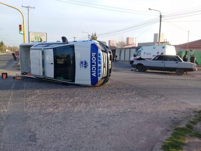 Impresionante accidente entre un Ford Falcon y una camioneta de la Policia de San Luis. Foto; Gentileza.