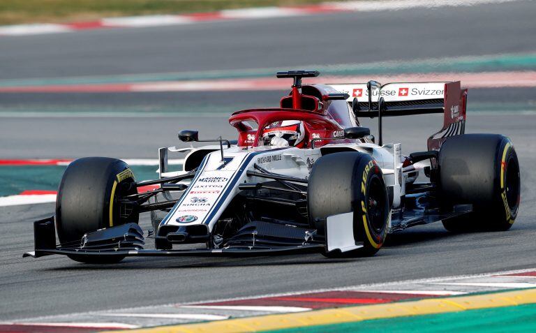 Raikkonen fue el encargado de comenzar con los ensayos de pretemporada para Alfa Romeo Racing. El nuevo alerón delantero resalta en la máquina del team italiano-suizo.