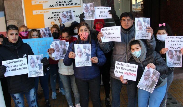 Familiares y amigos de la joven reclamaron frente a las oficinas de la Dirección de Niñez.