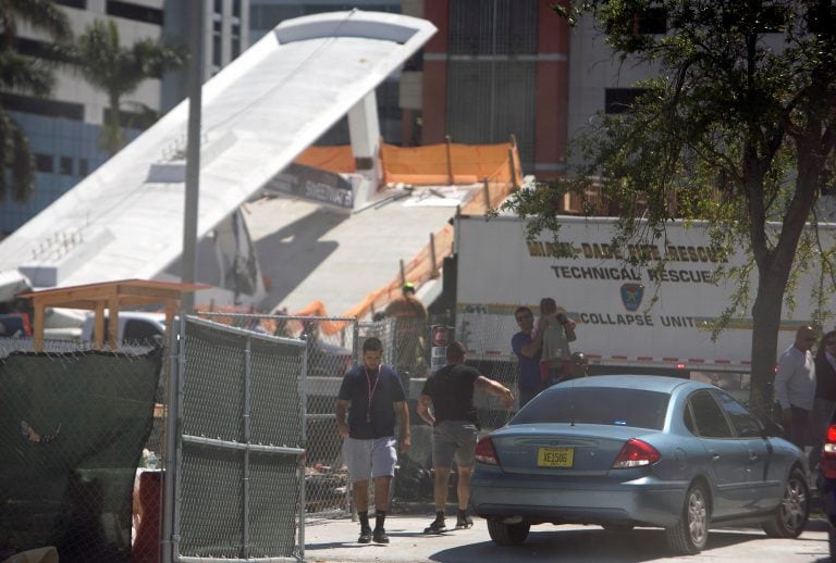 La estructura cedió y se derrumbó sobre una autopista de seis carriles.