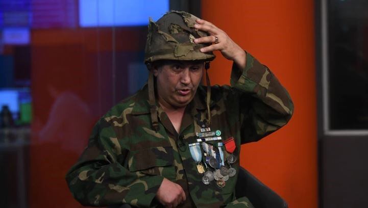 Jorge Altieri, feliz con la recuperación del casco que utilizó en la guerra de Malvinas. (Maximiliano Luna)