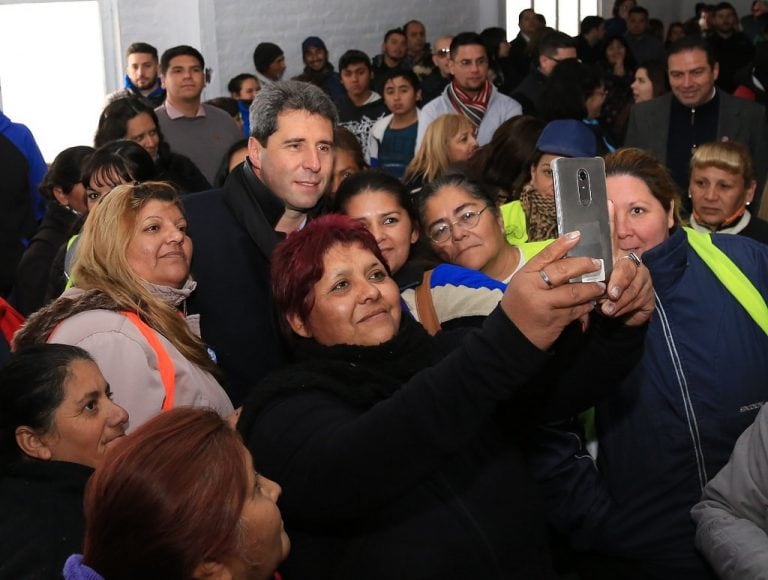 Las mujeres que integran la comunidad terapéutica se sacaron fotos con el gobernador Uñac.