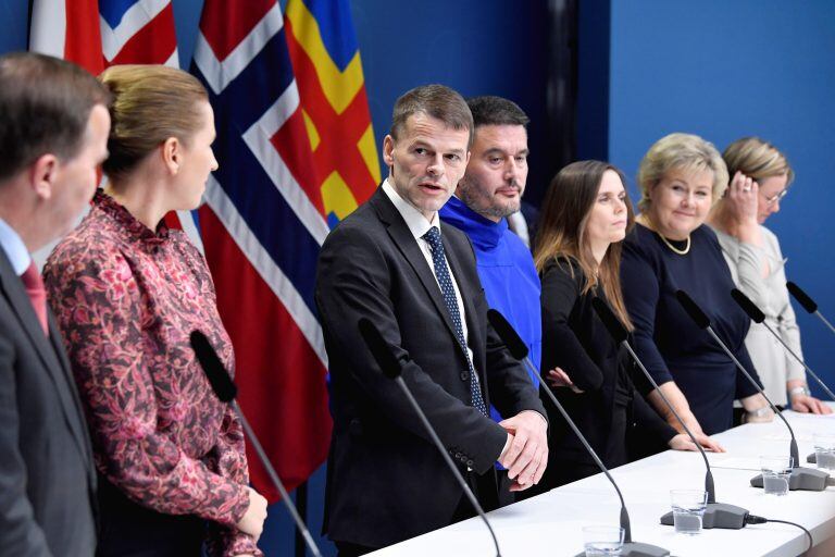 Asisten a una conferencia, de izquierda a derecha, los primeros ministros de Suecia, Stefan Lofven; Dinamarca, Mette Fredriksen; Islas Feroe, Bárður á Steig Nielsen; Groenlandia, Kim Kielsen; Islandia, Katrin Jakobsdottir; Noruega, Erna Solberg; y Åland, Camilla Gunell. Crédito: EFE/EPA/JESSICA GOW.