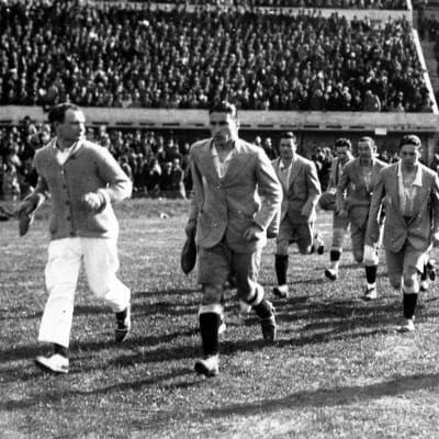 De elegante sport. Así salían a la cancha los seleccionados de época. El sacó, sólo para las fotos antes del inicio del partido.