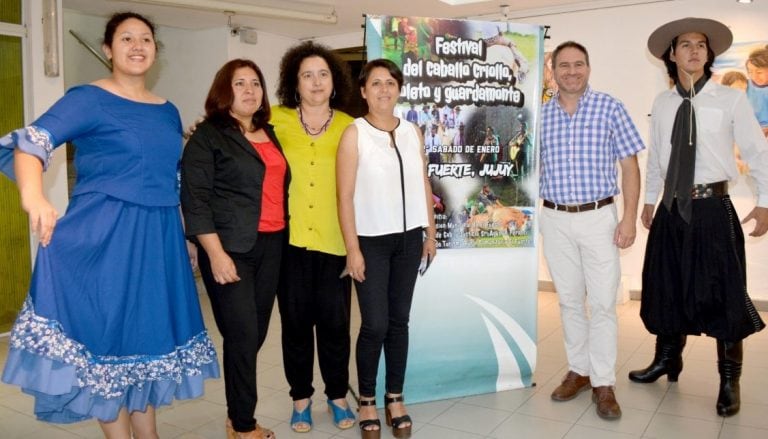 El secretario provincial de Turismo, Diego Valdecantos, encabezó la presentación junto a la directora de Productos Turísticos, Sandra Nazar, y la comisionada municipal de El Fuerte, Carolina López.