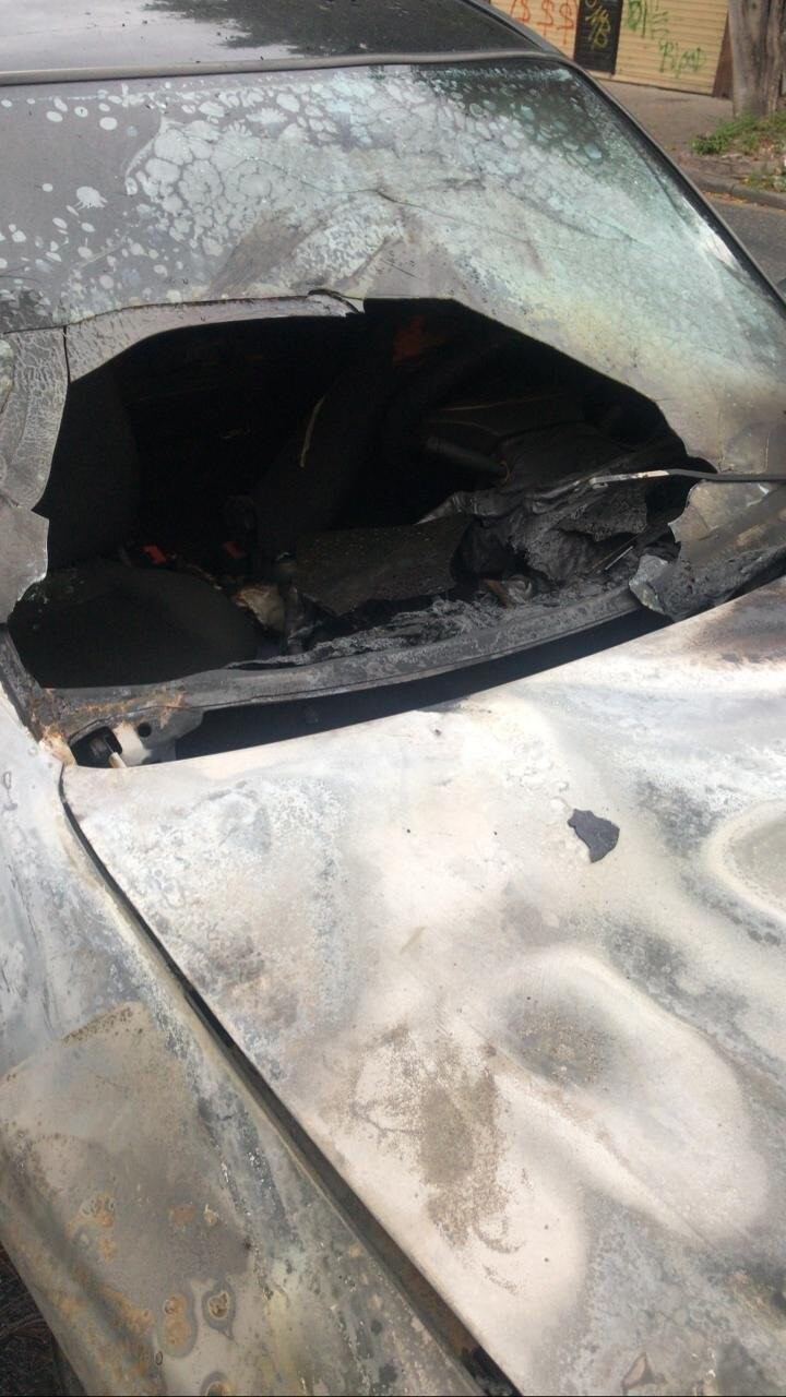 El Corsa fue incendiado en la madrugada de este lunes en inmediaciones de Catamarca y Cafferata. (Twitter)