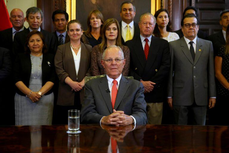 LIM01. LIMA (PERÚ), 21/03/2018.- Fotografía cedida por la Presidencia del Perú, del mandatario Pedro Pablo Kuczynski (c), durante un mensaje a su país acompañado de sus ministros hoy, miércoles 21 de marzo de 2018, en el Palacio de Gobierno de Lima (Perú). La dimisión hoy del presidente de Perú, Pedro Pablo Kuczynski, puso punto final a un Gobierno que duró un año, siete meses y 21 días, salpicado desde sus inicios por el azote de la corrupción y por una implacable oposición liderada por el partido fujimorista Fuerza Popular. EFE/Juanca Guzmán/PRESIDENCIA DE PERÚ/SOLO USO EDITORIAL/NO VENTAS