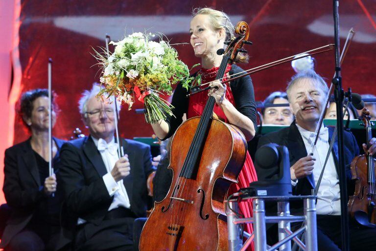 Sol Gabetta, en una presentación con la Elbphilharmonie Orchester, en Hamburgo, Alemania, 2016.