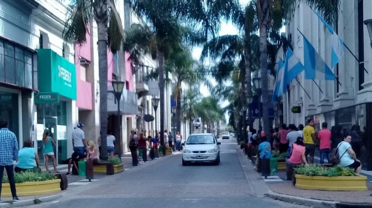 Filas en cajeros automáticos de Gualeguaychú
Crédito: Vía Gualeguaychú