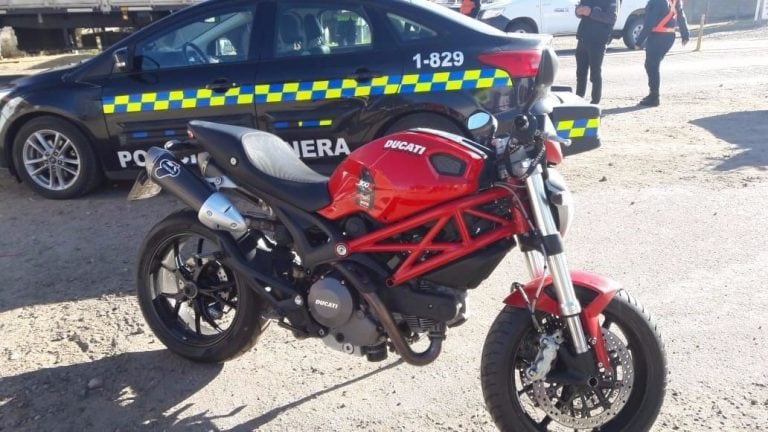 Ducati modelo Monster 800. La moto bajo la lupa. Foto: Policía Caminera.