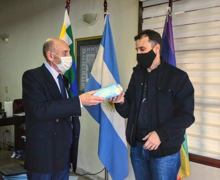 Rector de la UNTDF junto al Secretario de Políticas Sanitarias de la Municipalidad de Ushuaia.