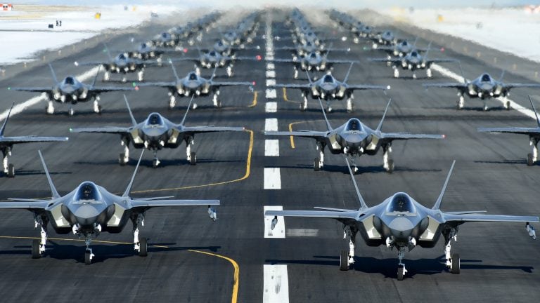 Estados Unidos le demostró su poderío militar a Irán con 52 aviones F-35 (Foto: REUTERS)