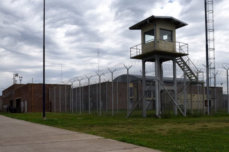 Quema de gomas de familiares de detenidos en la puerta de la Unidad Penitenciaria 6