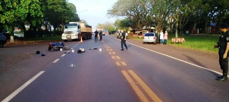 Viajaban en moto en Jardín América y resultaron heridos al ser chocados por un auto. (MisionesOnline)