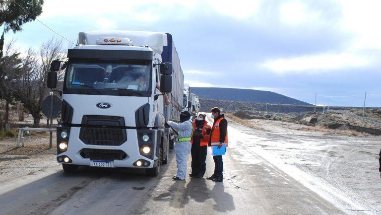 En el acceso norte a la provincia de Santa Cruz se realizan exhaustivos controles de ingreso.