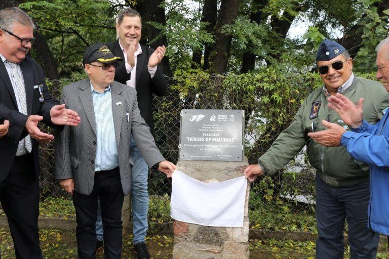 "Héroes de Malvinas"  es el nombre que recibió la plazoleta ubicada en Agua de Oro.