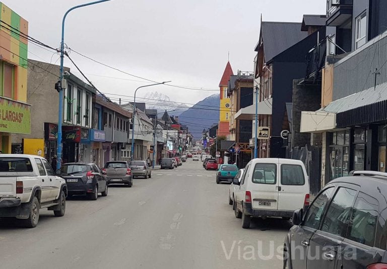 Pasado y presente de Ushuaia.
Fotos: Vía Ushuaia - Archivo histórico Municipalidad de Ushuaia.