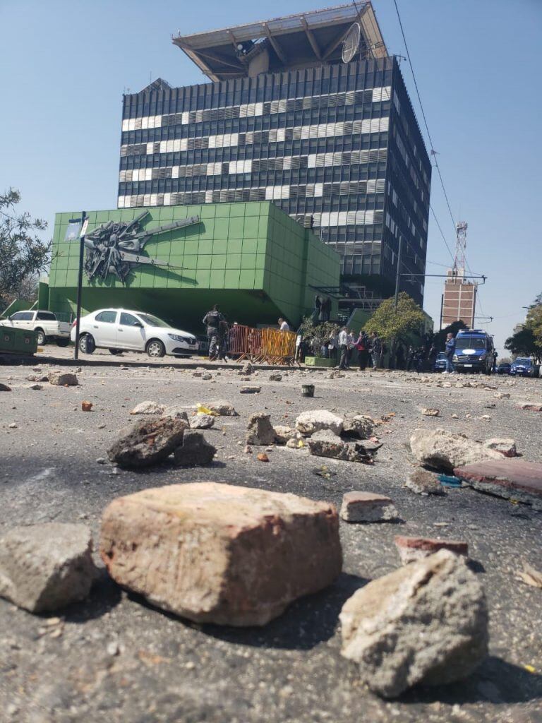 Cruce violento entre Luz y Fuerza y la Policía.