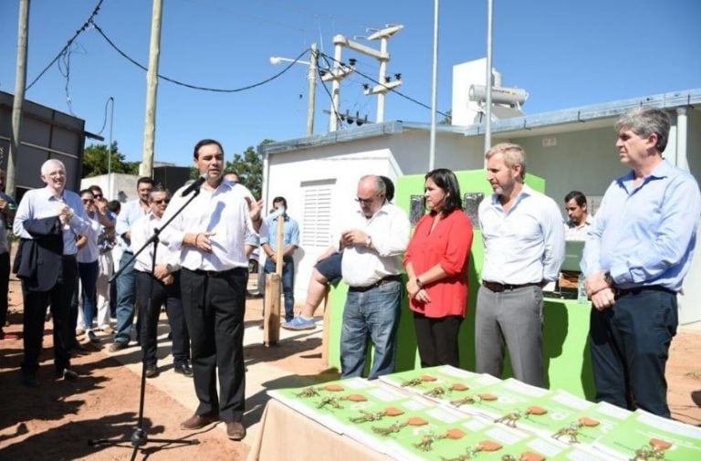 Valdés y Frigerio entregaron viviendas en San Cosme. (@gustavovaldesok)