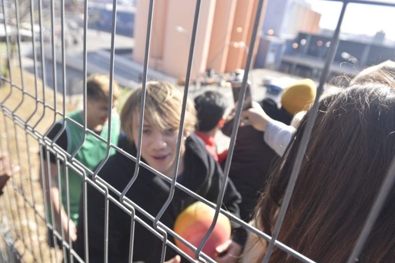 Paulo Londra en la Terminal de Ómnibus de Córdoba y grabando un video para una empresa láctea. Se acercó a saludar a sus fans.