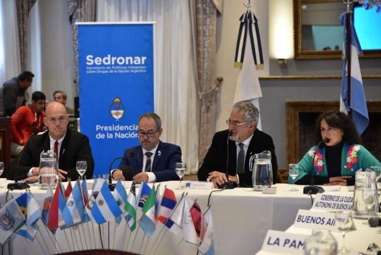 El ministro Meyer junto al titular de la Sedronar, Roberto Moro; el ministro de Salud Gustavo Bouhid y la diputada provincial Lourdes Navarro, presidente de la Comisión de Salud de la Legislatura.