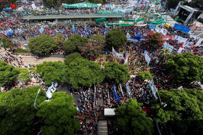 BAS04. BUENOS AIRES (ARGENTINA), 21/02/2018.- Miles de personas participan hoy, miércoles 21 de febrero de 2018, en una marcha por la Avenida 9 de Julio de Buenos Aires (Argentina), convocada por el sindicato de Camioneros de Argentina, a la que se adhieren otros gremios y organizaciones, para protestar contra la gestión del Gobierno que ha generado polémica por las voces que acusan al líder del gremio, Hugo Moyano, de convocarla en su propio beneficio. EFE/David Fernández