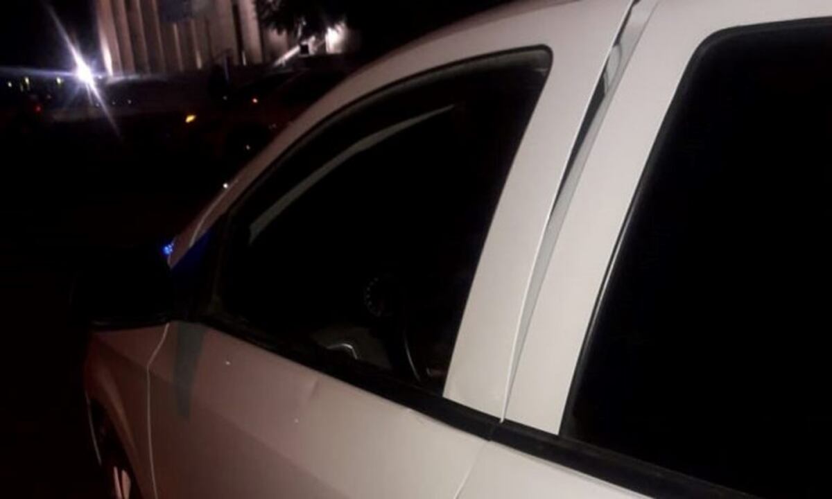 Se negó a darles más plata y los "trapitos" le apedrearon el auto