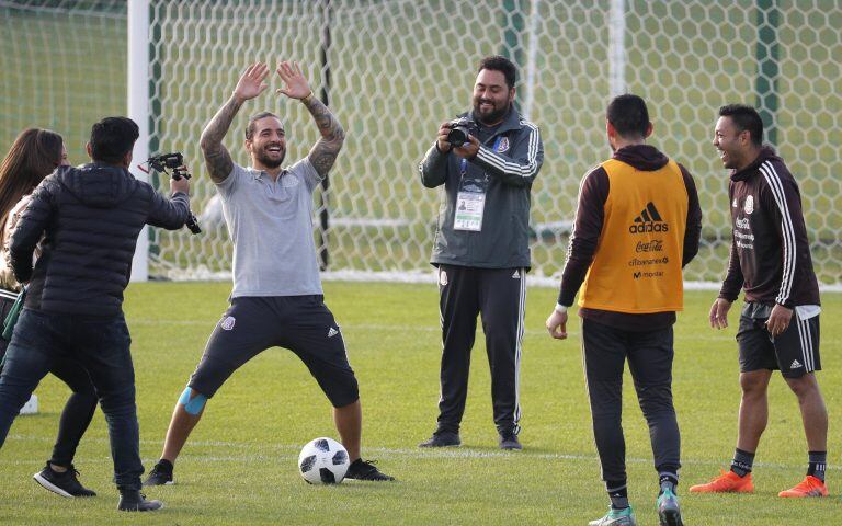 Maluma durante el entrenamiento de la selección mexicana de fútbol. EFE/Lavandeira Jr.