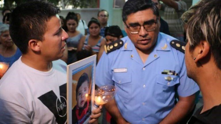 El oficial Marcelo Andrada recibió a familiares y vecinos.