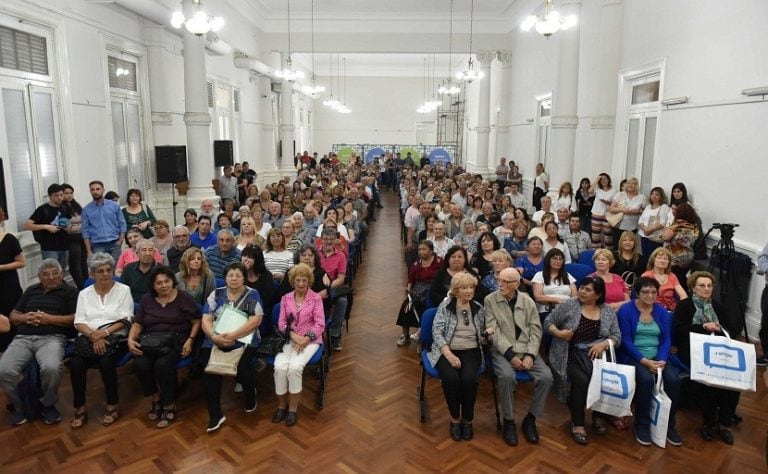 Se entregaron tablets a los adultos mayores