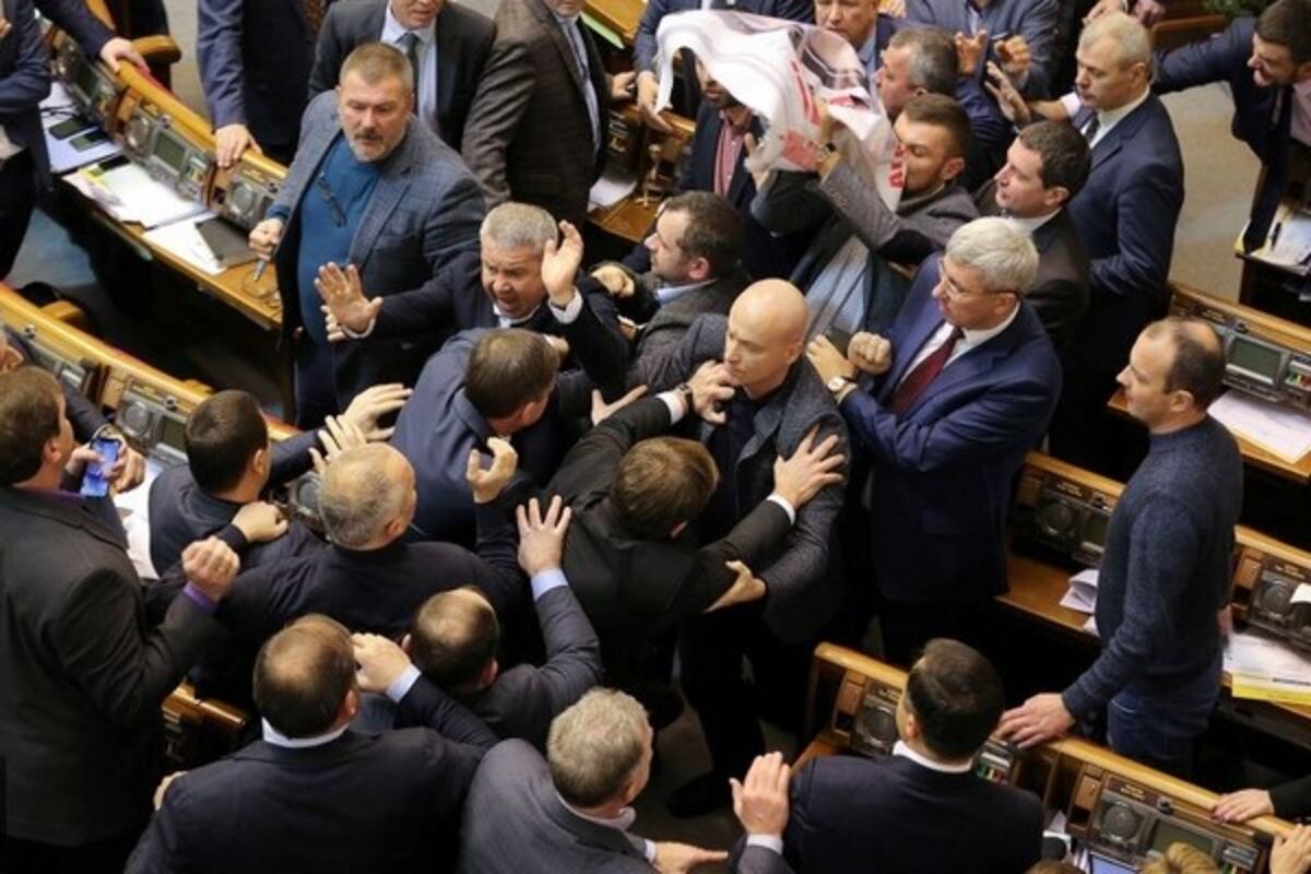 Pelea a golpes de puño en el Parlamento de Ucrania por culpa de un cartel