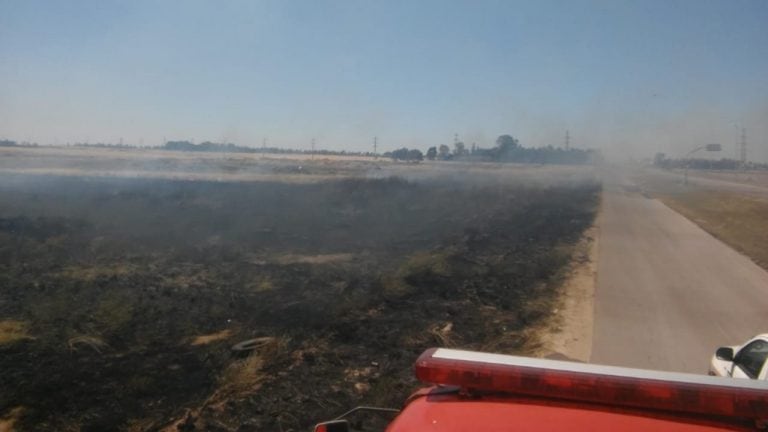 El equipo de bomberos y de Defensa Civil impidieron que el fuego se propagara hacia una casa que peligraba por su cercanía.