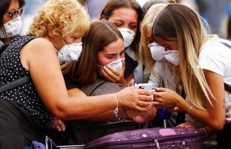 La Cancillería puso a disposición de argentinos en el exterior dos números de teléfono para que realicen consultas mediante llamadas de WhatsApp  (Foto: AP Photo/Marcos Brindicci)