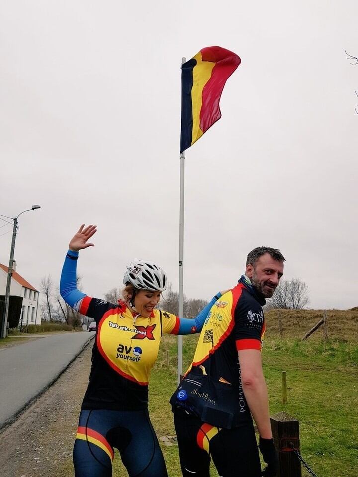 Miembros del equipo "Porn Pedallers" bromeando