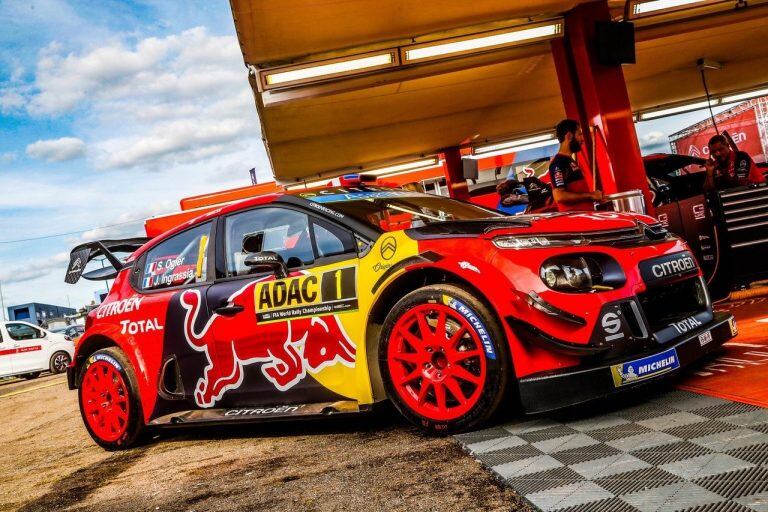 El vistoso Citroën C3 WRC con nuevas llantas rojas que se vio temprano, antes del inicio del shakedown. Ogier, como sus compañeros de escuadra, estrenan en Alemania una evolución del motor.