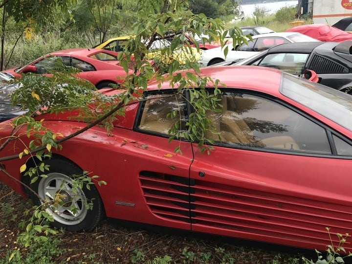 Modelos de Ferrari abandonados en un campo. (Silodrome).